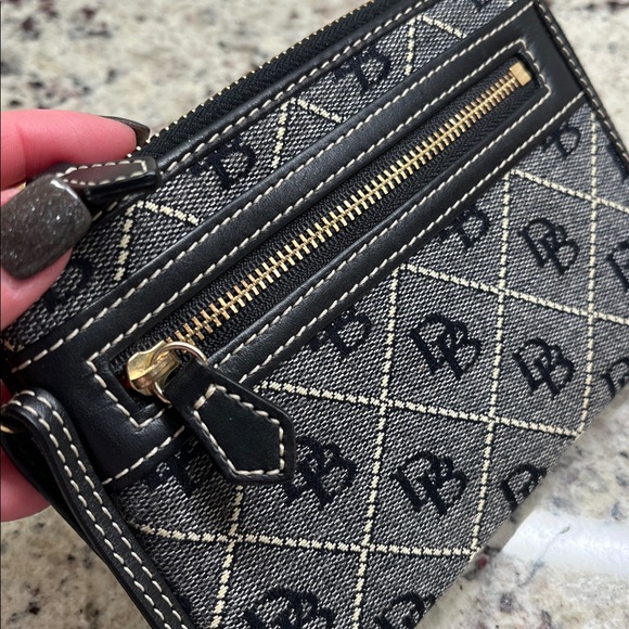 Dooney & Bourke Black Wristlet Card Holder EUC - Picture 5 of 9